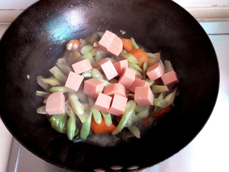 午餐肉炖豆角