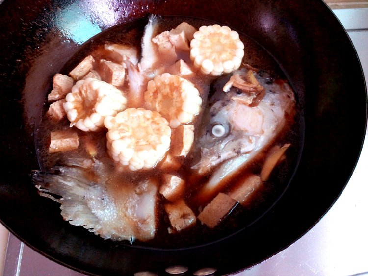 三文鱼头炖玉米