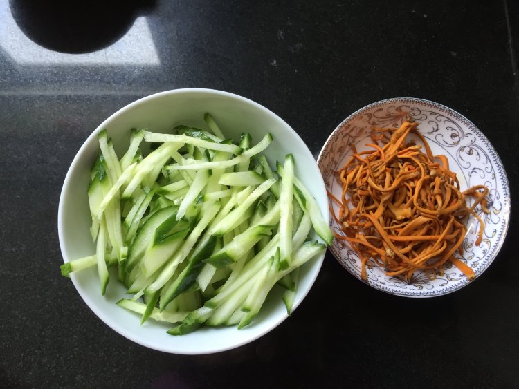 虫草花鸡丝凉拌面