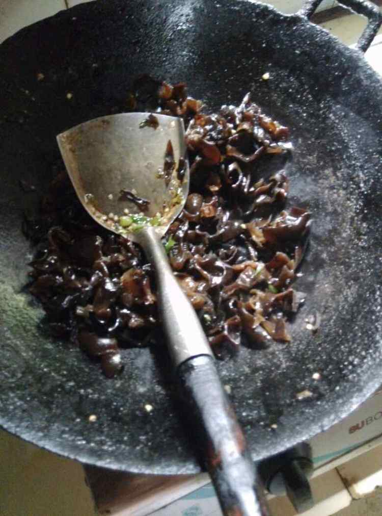 黑木耳炒榨菜