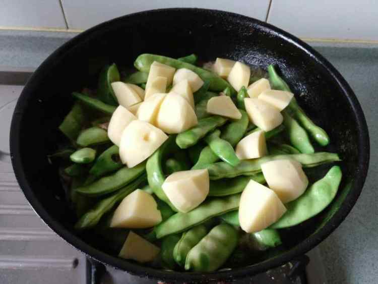 五花肉炖豆角土豆