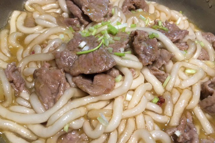 大片牛肉烧土豆粉