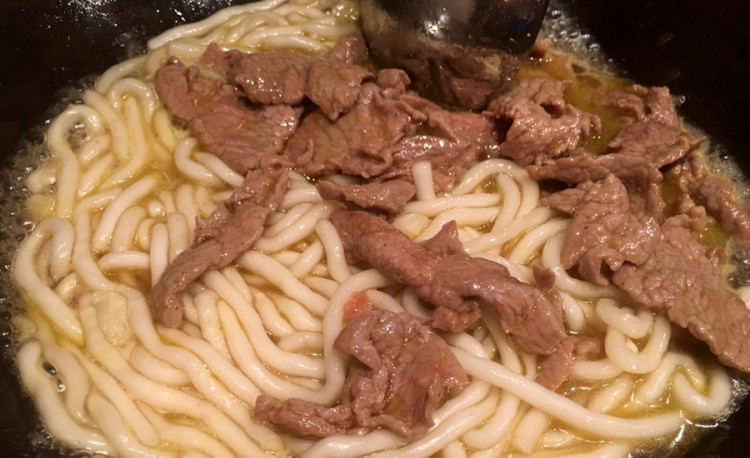 大片牛肉烧土豆粉