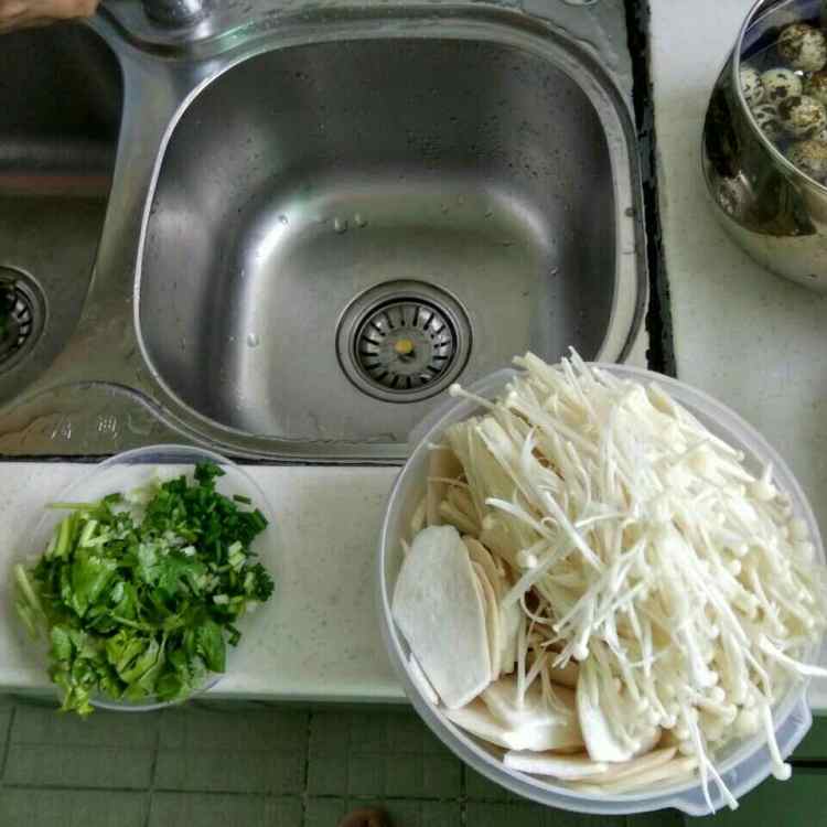 鹌鹑蛋杂菇煲