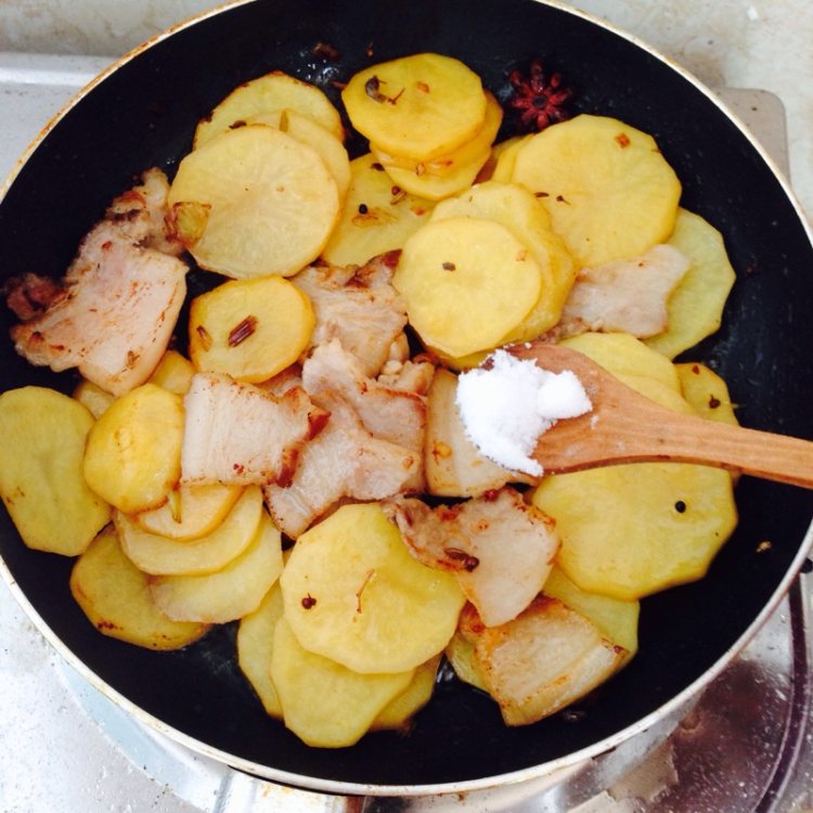 五花肉干锅土豆片