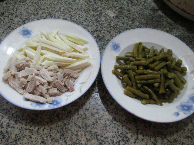 肉丝茭白炒酸带豆