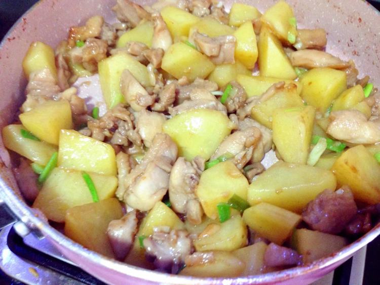 鸡肉炒土豆