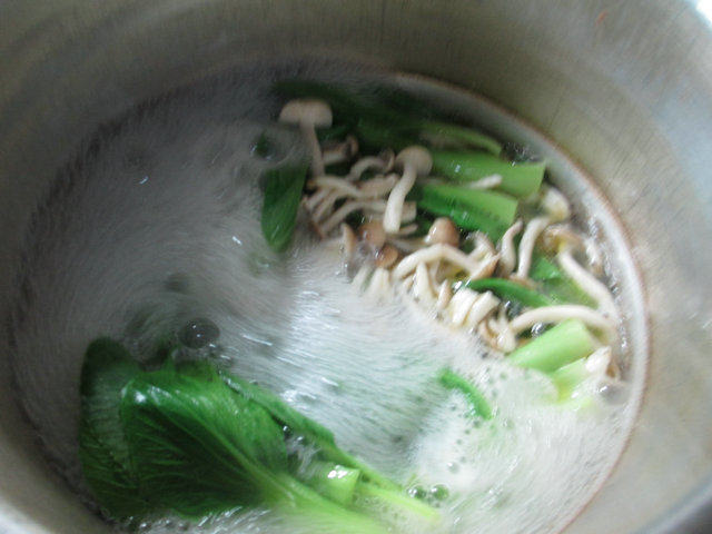 蟹味菇青菜乌鸡汤