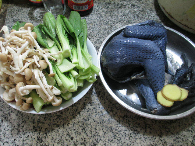 蟹味菇青菜乌鸡汤