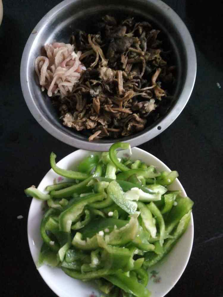 尖椒肉丝炒榛蘑