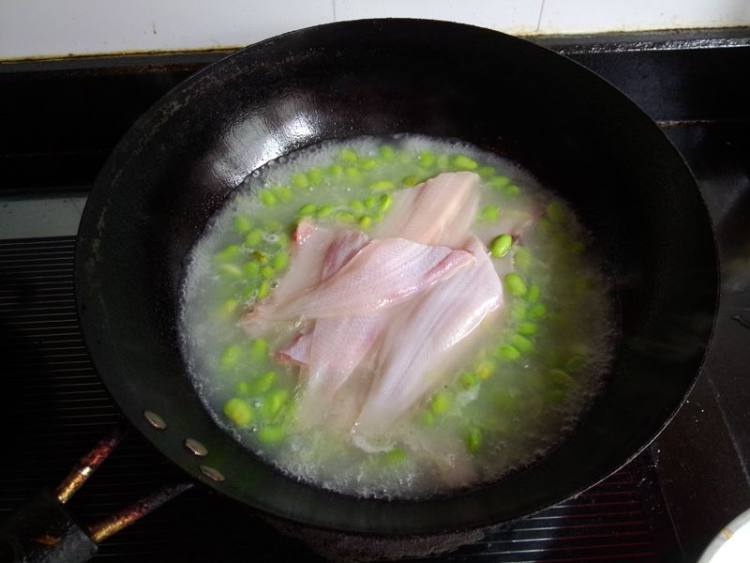 龙利鱼毛豆汤