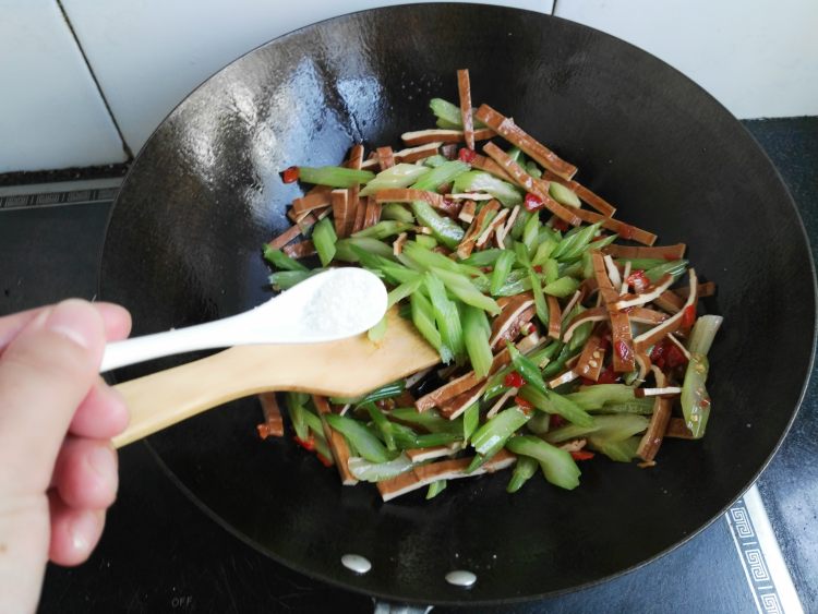 剁椒芹菜炒香干