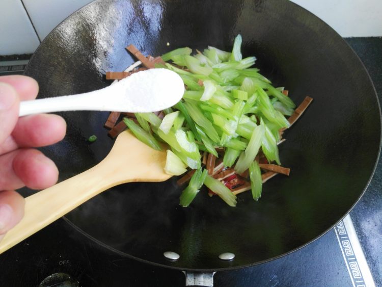 剁椒芹菜炒香干