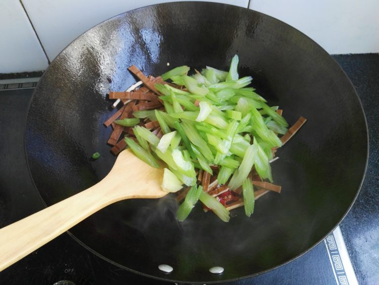 剁椒芹菜炒香干