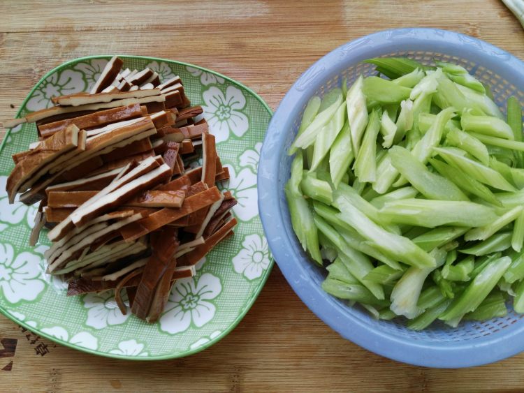 剁椒芹菜炒香干