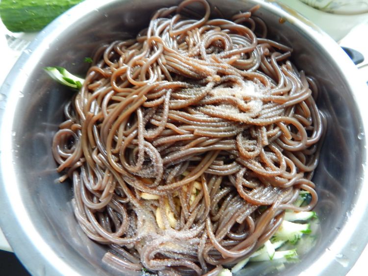 黄瓜凉拌酸辣蕨根粉