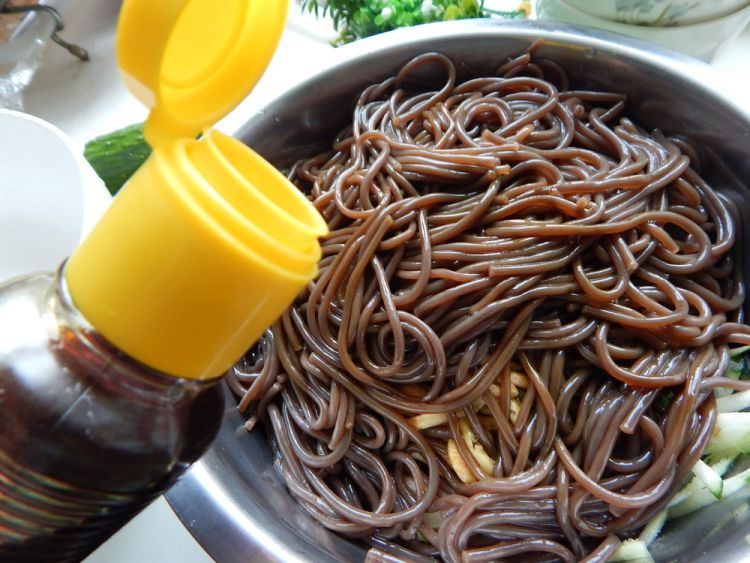 黄瓜凉拌酸辣蕨根粉