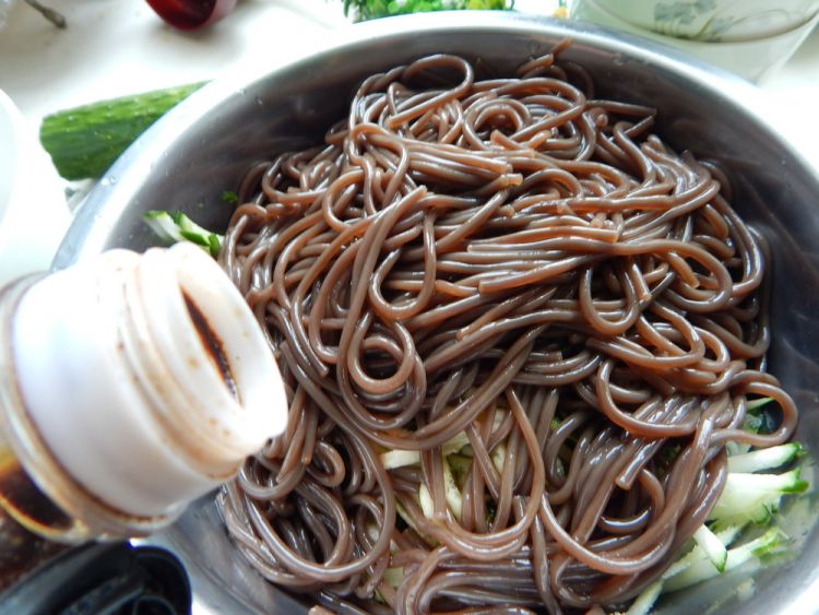 黄瓜凉拌酸辣蕨根粉
