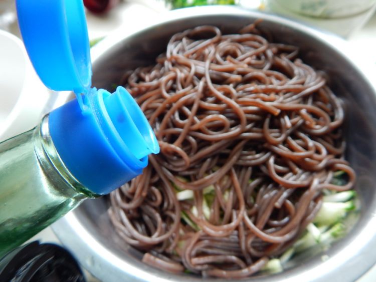 黄瓜凉拌酸辣蕨根粉