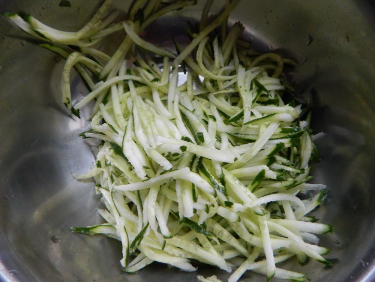 黄瓜凉拌酸辣蕨根粉