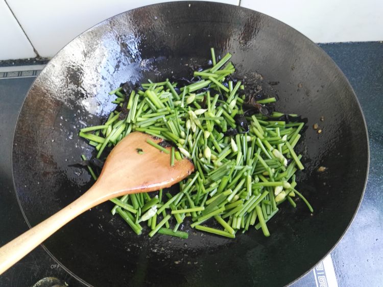 韭菜苔炒鸡杂