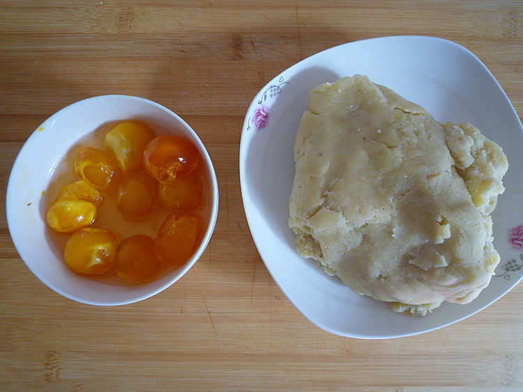 广式绿豆沙蛋黄月饼