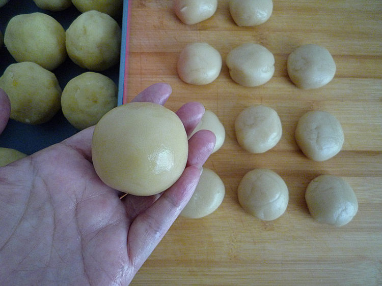 广式绿豆沙蛋黄月饼