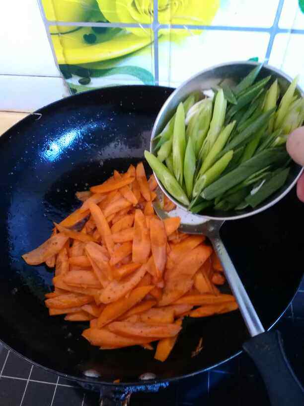 胡萝卜蒜苗炒牛肉