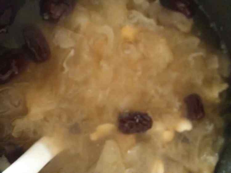 红枣莲子银耳汤