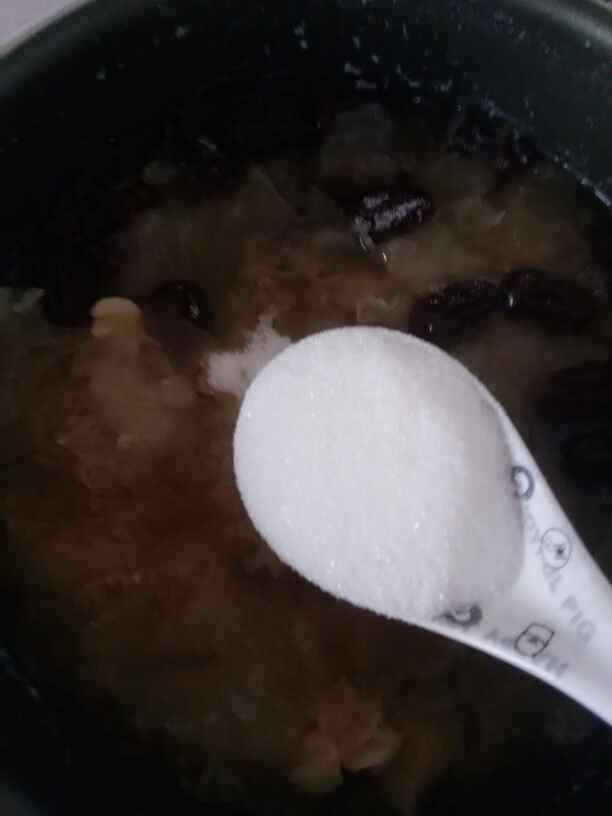 红枣莲子银耳汤