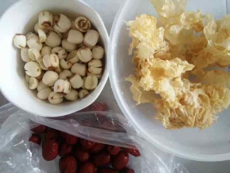 红枣莲子银耳汤