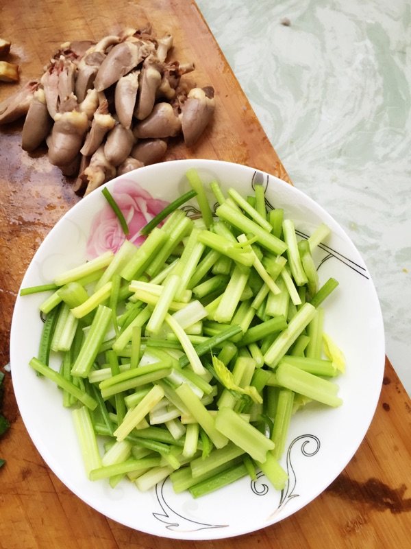 鸡心香干炒芹菜