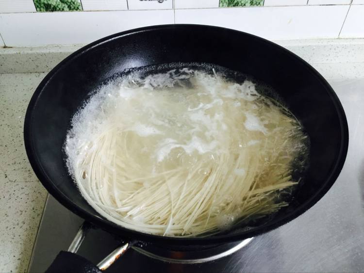 鸡蛋酱醋拌面