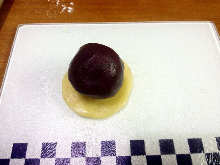 广式紫薯咸蛋黄月饼