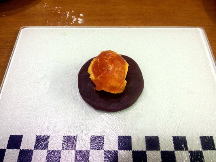 广式紫薯咸蛋黄月饼