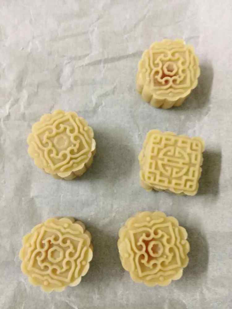 广式蛋黄莲蓉月饼的做