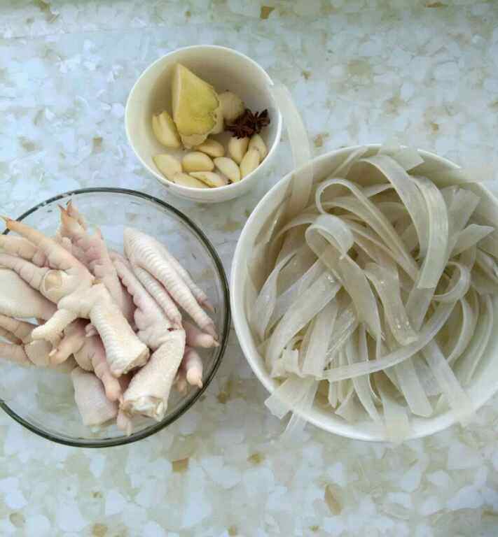鸡爪炖粉条