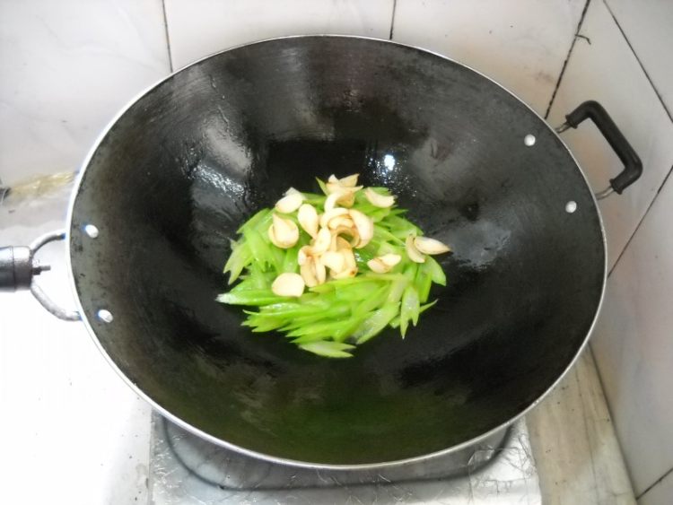 百合西芹核桃仁