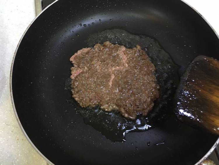 核桃油煎黑胡椒牛肉饼