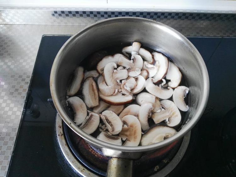 汽锅菌菇乌鸡
