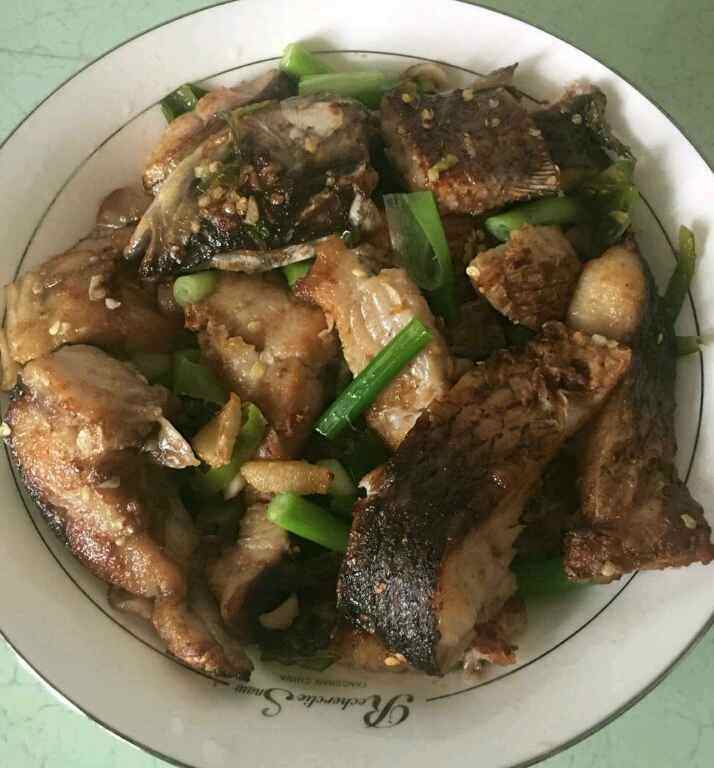 蒜炒鱼