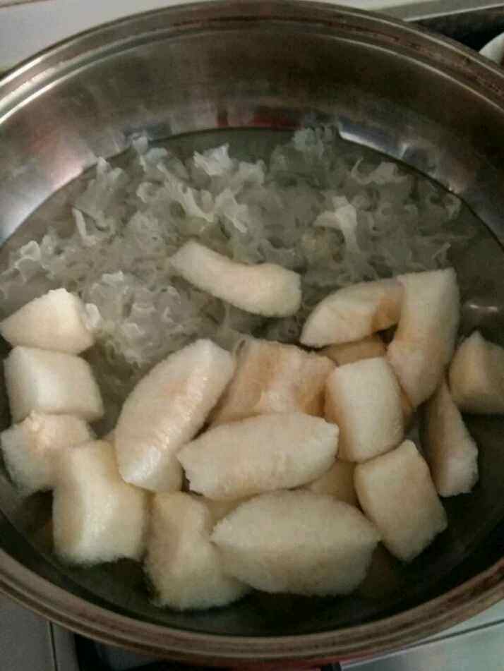 冰糖雪梨银耳汤