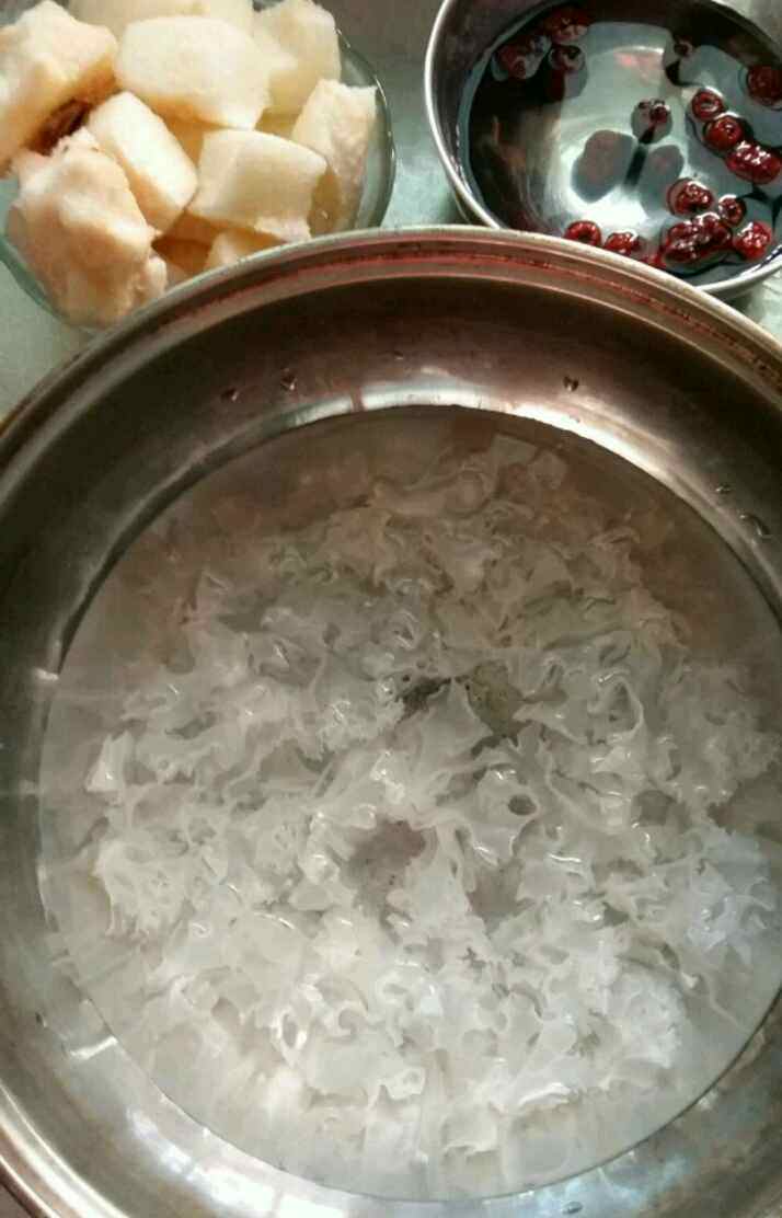 冰糖雪梨银耳汤