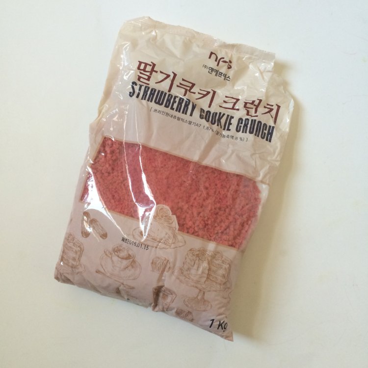 草莓果粒心形蛋糕