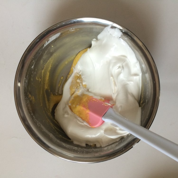 草莓果粒心形蛋糕