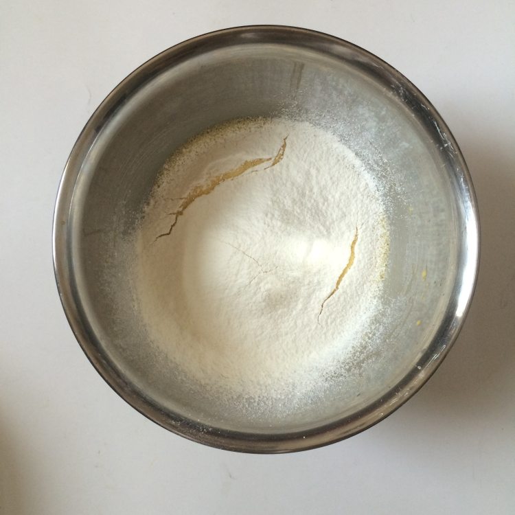 草莓果粒心形蛋糕