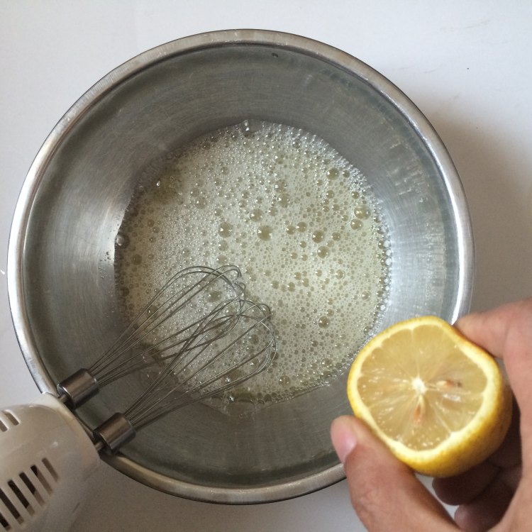 草莓果粒心形蛋糕