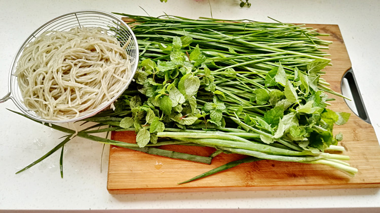 鸡蛋韭菜粉条馅菜馍（