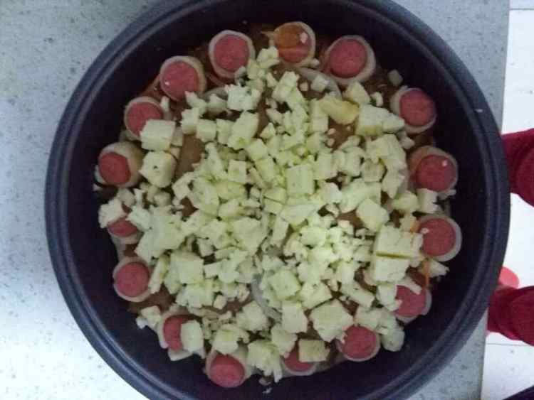 鸡肉香肠披萨