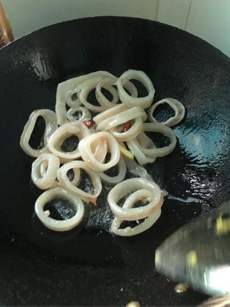 韭菜花炒鱿鱼圈